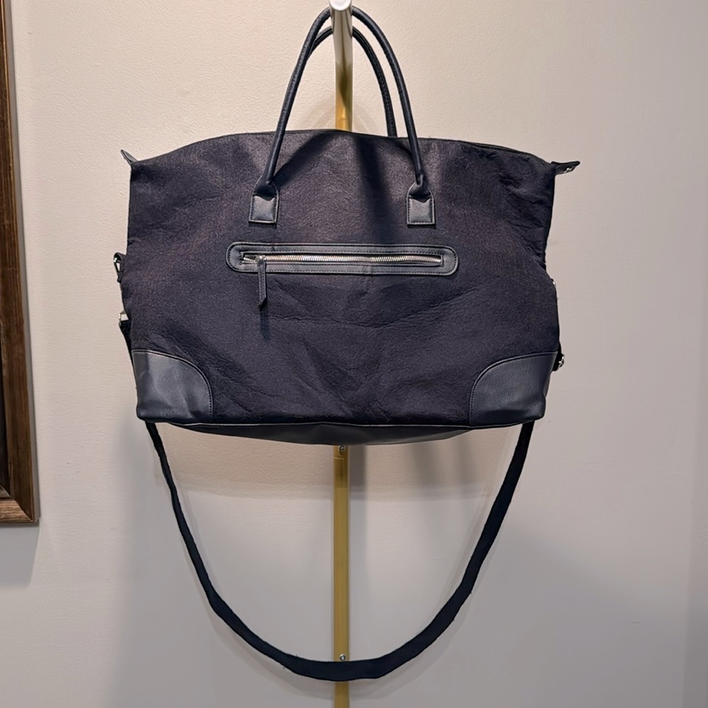 DSW blue duffel weekender bag EUC